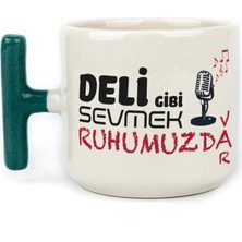 Mor Mürekkep Deli Gibi Sevmek Ruhumuzda Var Baskılı Yeşil Kulplu T Kupa