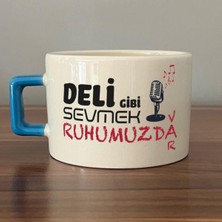 Mor Mürekkep Deli Gibi Sevmek Ruhumuzda Var Baskılı Mavi Kulplu C Fincan