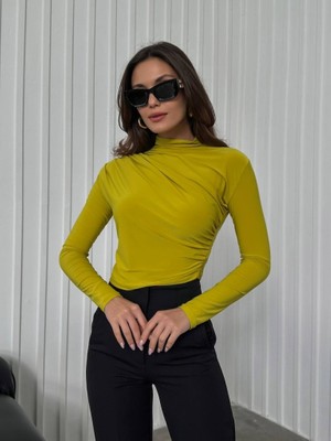 Elif Özbey Olive Omuzdan Büzgülü Crop Bluz