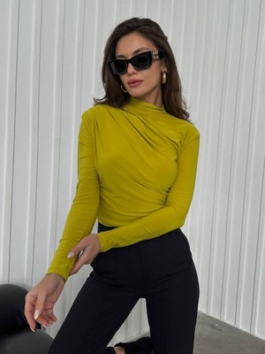 Elif Özbey Olive Omuzdan Büzgülü Crop Bluz