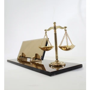 Art Online Cam ve Krom Terazili Bronz Masa İsimliği – Avukat, Hakim ve Savcılar için 27x9 cm Düz Model