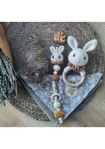 Hoşgeldin Bebek Yenidoğan Isimli Emzik Zinciri Askısı Hediye Seti Amigurumi Mini Tavşan Kahve Rengi