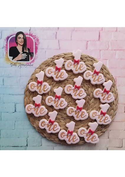 Gold One Yazılı 1 Yaş Kız Bebek Doğum Günü Butik Kurabiye - 20 Adet fiyatları