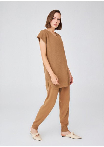 Derin V Yaka Yırtmaçlı Kolsuz Kadın Triko Tunik - Camel