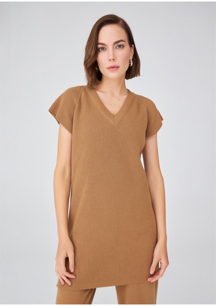 Derin V Yaka Yırtmaçlı Kolsuz Kadın Triko Tunik - Camel