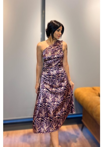 Mor Vücuda Oturan Midi Tek Omuz Saten Elbise