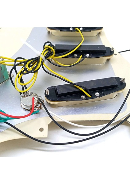 Elektro Gitar Pickguard Manyetikler Yüklü Önceden Kablolanmış Çizik Plaka Düzeneği Sss Sarı (Yurt Dışından)