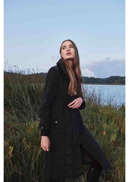 Yakası Kürk ve Kemer Detaylı Şişme Mont