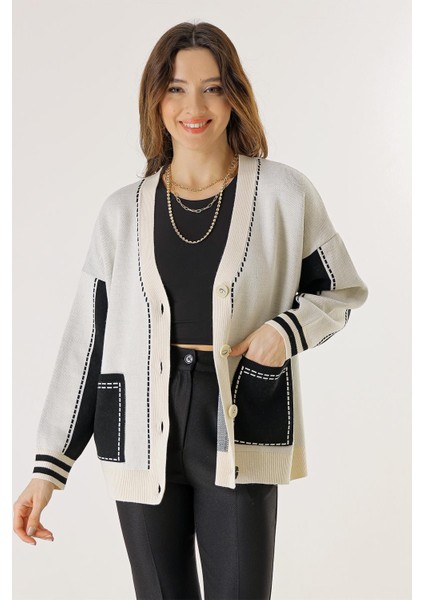 Önü Düğmeli Cepli Triko Hırka