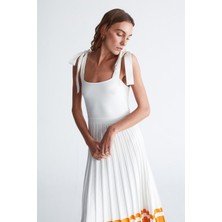 Peraluna Styleboom x Peraluna Kelly Dress Askılı Bağlama Detaylı Rahat Kesim Midi Boy Yazlık Kadın Triko Elbise ekru