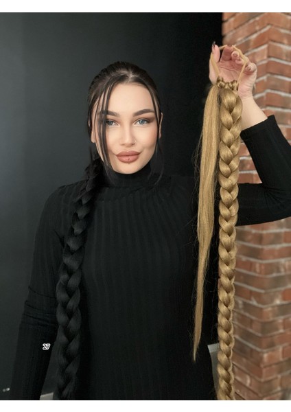 Uzun Örgülü Dipten Lastikle Bağlamalı At Kuyruğu.