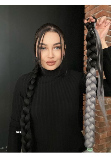 Uzun Örgülü Dipten Lastikle Bağlamalı At Kuyruğu.