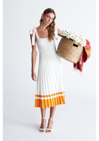 Styleboom x Peraluna Kelly Dress Askılı Bağlama Detaylı Rahat Kesim Midi Boy Yazlık Kadın Triko Elbise ekru fırsatları