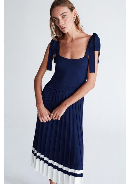 Styleboom x Peraluna Kelly Dress Askılı Bağlama Detaylı Rahat Kesim Midi Boy Yazlık Kadın Triko Elbise lacivert fırsatları