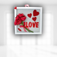 Süsle Bebek ve Parti Çiçekli ve Simli Love Ahşap Pano - 30 cm x 30 cm