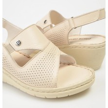 Pierre Cardin PC6908 Kadın Hakiki Deri Dolgu Taban Sandalet
