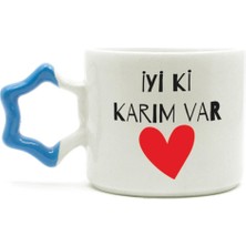 Mor Mürekkep Iyi Ki Karım Var Baskılı Mavi Kulplu Yıldız Sevgililer Günü Kupası