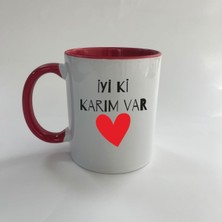 Mor Mürekkep Iyi Ki Karım Var Baskılı Kırmızı Mega Sevgililer Günü Kupası