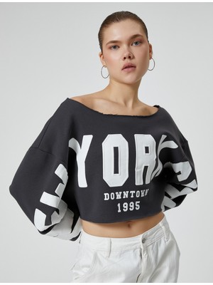 Koton Crop Kolej Sweatshirt Kayık Yaka Baskılı Uzun Kollu