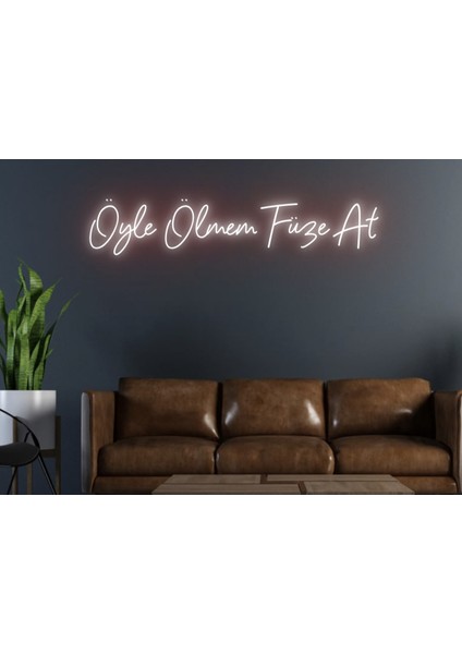 Öyle Ölmem Füze At Yazılı Neon Tabela