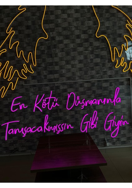 En Kötü Düşmanınla Tanışacakmışsın Gibi Giyin Yazılı Neon Tabela