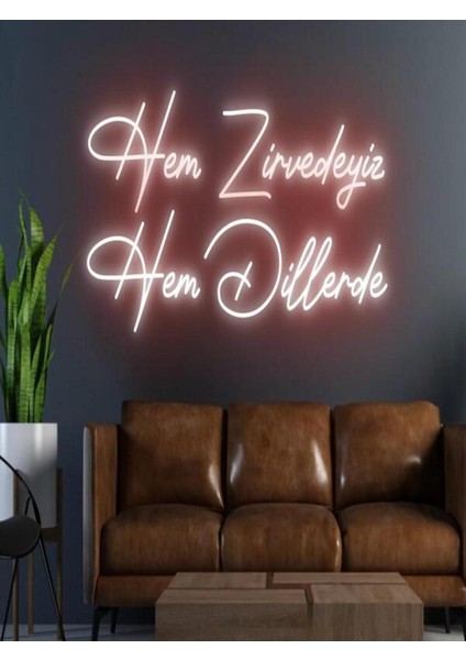 Hem Zirvedeyiz Hem Dillerde Yazılı Neon Tabela