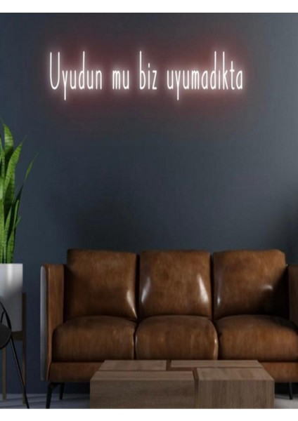 Uyudun Mu Biz Uyumadıkta Yazılı Neon Tabela