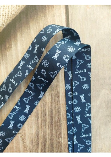 Fizik Bilim E=mc2 Lacivert Kart Askısı Yaka Kartı Boyun Askı Ipi Telefon Askısı fiyatları