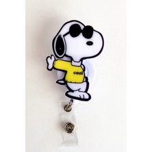 Nur Medikal Giyim Sarı Kazaklı Snoopy Temalı Yoyo Yaka Kartlığı AKS SKZ 020