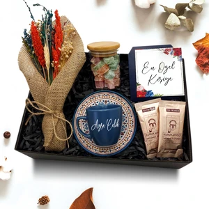 As Company Kişiye Özel Mavi Fincan & Kuru Çiçek Demeti & Bambu Kapaklı Kavanozda Lokum & Türk Kahvesi Hediye Seti