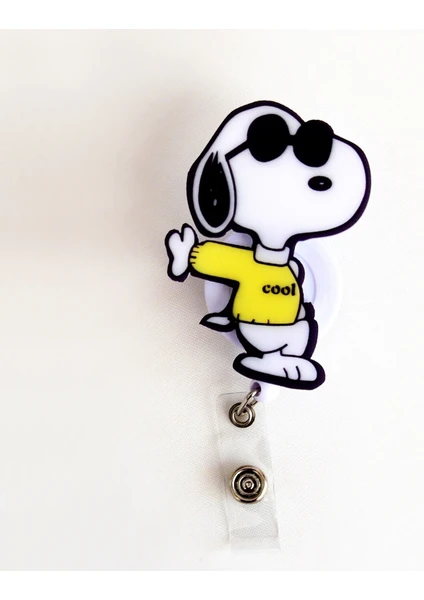 Nur Medikal Giyim Sarı Kazaklı Snoopy Temalı Yoyo Yaka Kartlığı AKS SKZ 020