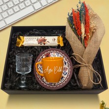 As Company Kişiye Özel Turuncu Fincan & Kuru Çiçek Demeti & Kahve Yanı Cam Su Bardağı & Godiva Çikolata Hediye Seti
