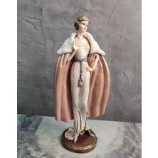 Gardenya Mantolu Kadın Polyester Dekoratif Biblo