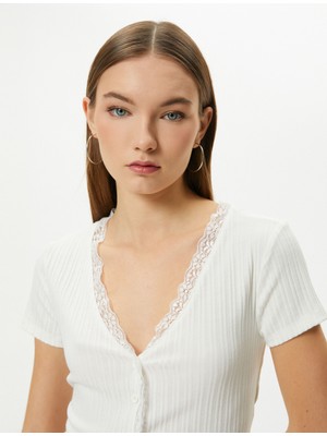 Koton Crop V Yaka Tişört Ribanalı Düğmeli Dantel Detaylı Kısa Kollu