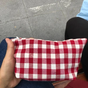 Kırmızı Pötikareli Yıkanabilir Fermuarlı Tek Gözlü Bez Kalemlik Kalem Kutusu Cüzdan Makyaj Çantası