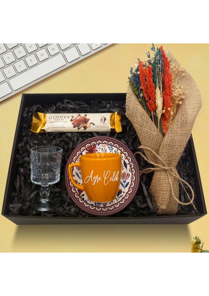 Kişiye Özel Turuncu Fincan & Kuru Çiçek Demeti & Kahve Yanı Cam Su Bardağı & Godiva Çikolata Hediye Seti