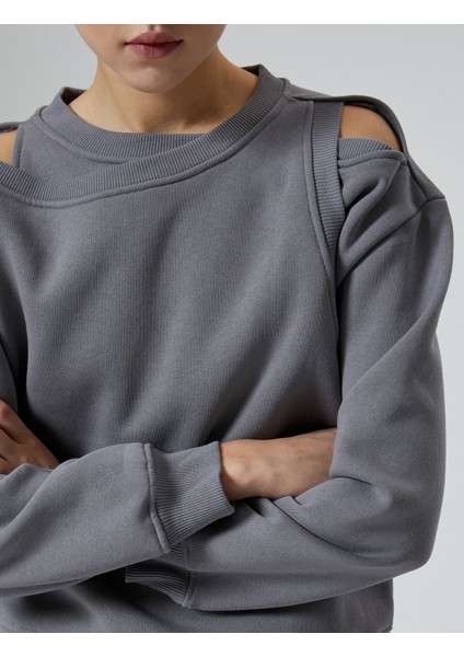 Pencere Detaylı Sweatshirt Uzun Kollu Bisiklet Yaka Rahat Kalıp indirimleri