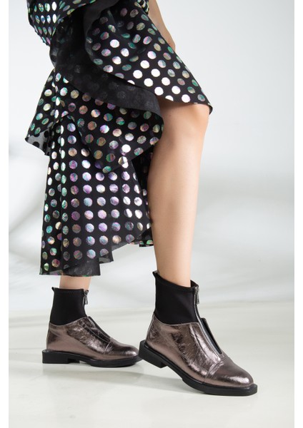 Fermuar Detaylı Platin Gümüş Rugan Kadın Bot