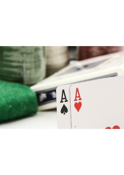 Texas Poker Seti 200 Chip + 2 Deste Iskambil Kağıdı Özel Teneke Kutusunda modelleri