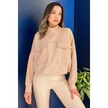 Julude Bej Yarım Balıkçı Yaka Çift Cepli Bel Bağlama Detaylı Şık ve Konforlu Taşlı Sweatshirt P-00008773