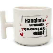 Mor Mürekkep Hangimiz Sevmedik Çılgınlar Gibi Baskılı Beyaz Kulplu T Kupa