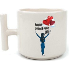 Mor Mürekkep Hangimiz Sevmedik Çılgınlar Gibi Balonlu Kız Baskılı Beyaz Kulplu T Kupa