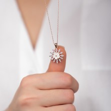 Hom Silver Jewelry 925 Ayar Gümüş Zirkon Taş Işlemeli Güneş Motifli Kadın Kolye HSJ0024