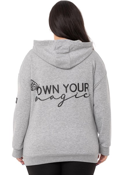 Büyük Beden Sırtında Yazı Detaylı Kapüşonlu Kanguru Cepli Üç Iplik Gri Melanj Sweatshirt modelleri