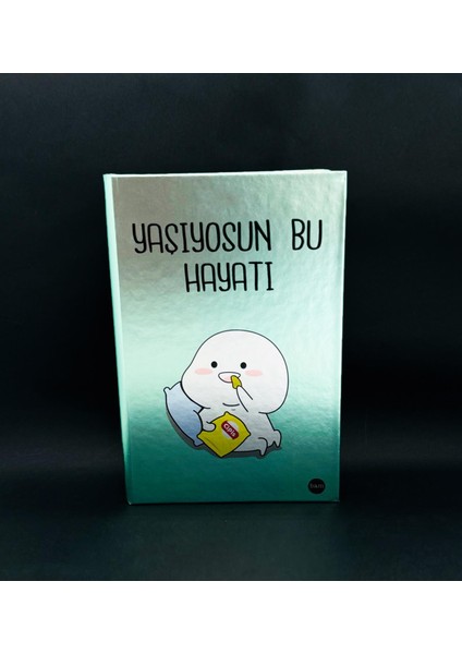 Metal Kapaklı Yaşıyosun Bu Hayatı Tasarımlı Lastikli Defter