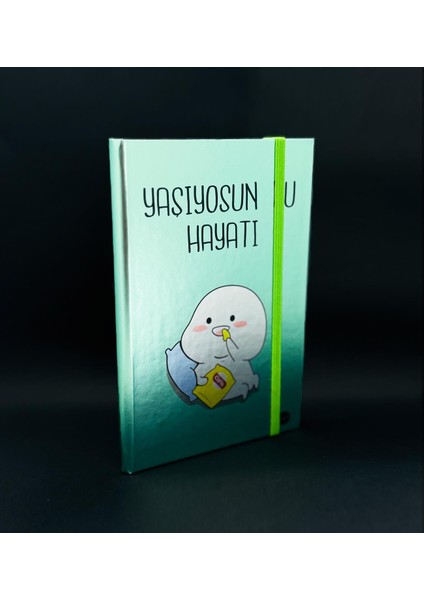 Metal Kapaklı Yaşıyosun Bu Hayatı Tasarımlı Lastikli Defter