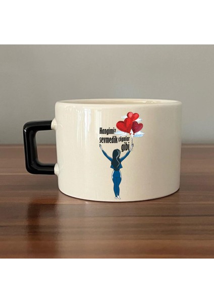 Hangimiz Sevmedik Çılgınlar Gibi Balonlu Kız Baskılı Siyah Kulplu C Fincan