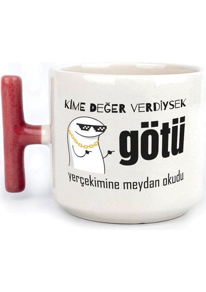 Kime Değer Verdiysek Götü Yerçekimine Meydan Okudu Baskılı Kırmızı Kulplu T Kupa