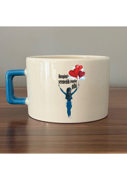 Hangimiz Sevmedik Çılgınlar Gibi Balonlu Kız Baskılı Mavi Kulplu C Fincan