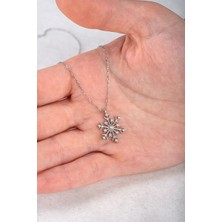 Jewelmim Gümüş Kar Tanesi Kolye 18 Ayar Beyaz Altın Kaplama Kar Tanesi Gümüş Kolye 925 Ayar Gümüş Kadın Kolye | Bayan Kar Taneli Zirkon Taşlı Kar Tanesi Kadın Gümüş Kolye